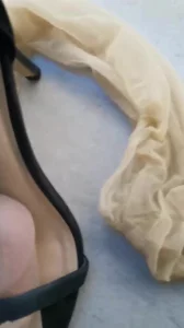 女王丝袜套鸡吧玩鞋足交，把鸡插进高跟鞋里踩鸡巴射精好爽