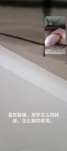 网调聊骚真实骚妹妹在摄像头面前骚弄各种姿势，怒射