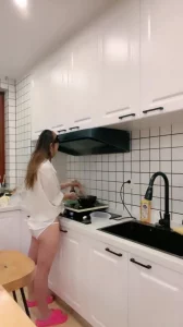 全程露脸，居家约啪极品韵味少妇，骚货被操的一脸享受