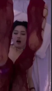 在别人面前当女王御姐型私下背地里偷偷当肉便器