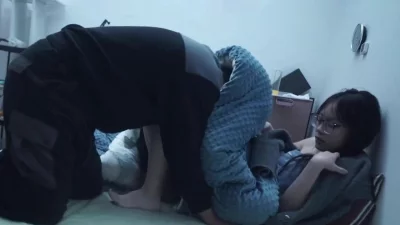 刚洗完澡出来都要盖着被子遮住粉嫩诱人的娇躯