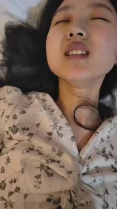 清纯白月光，嫩穴咕叽狂吞大屌深喉吞精翻白眼浪叫“哥哥操烂我女大骚