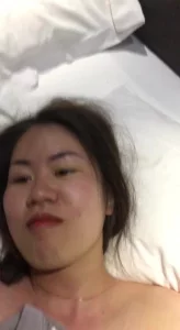 假装矜持的韵味少妇被操的欲罢不能，浑身通红，看来是高潮了！