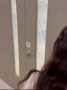商场通道门后操烧货旁边就是电梯人来人往