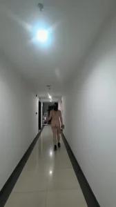 邻居门口，喷完就跑