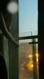 窗边露出
