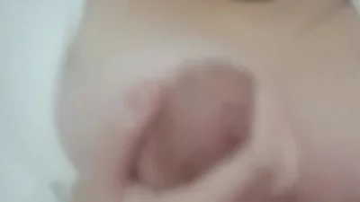 大奶自慰扣出淫水吃自己奶子