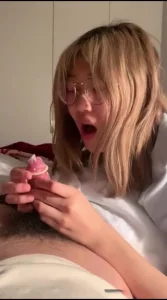 绿帽将调教好的母狗女友分享给兄弟一起玩3p操屁眼，露脸。