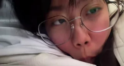 眼镜妹在出租车上直接吃上了这么骚的顶级反差婊
