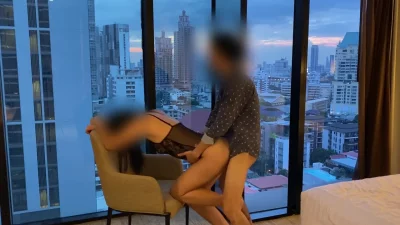 长期得不到满足少妇，直接在酒店落地窗前开干