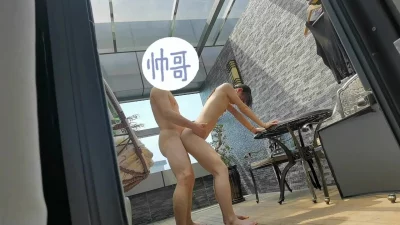 阳台上肏母狗，楼上往下皆可观赏