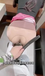 你不要用皮带抽我屁股，放过我吧，约炮邻居骚肉丝少妇