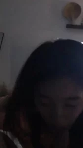 女大学生就是喜欢握着大鸡巴深喉，你们喜欢吗