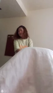 露脸出轨少妇上着班出来偷情