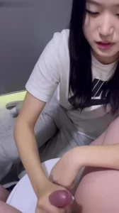 穿耐克的20岁的大学生女友，刚处一个周，对鸡吧真的很好奇，全程玩弄