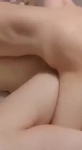 我握着老婆的脚看单男无套操他再射身上