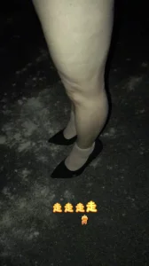 原创半夜在浮沱河便道上溜老熟女母狗