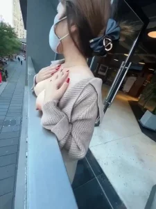 大白天户外露出也不怕被看见